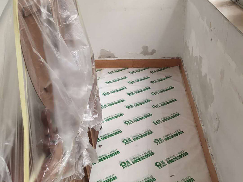 地板家具成品保護(hù)：各類裝修物料的進(jìn)場(chǎng)、建筑裝修垃圾的清理都必須經(jīng)過入戶門。在對(duì)物品進(jìn)行搬運(yùn)時(shí)，難免會(huì)與入戶門發(fā)生磕碰及摩擦。水電改造是基礎(chǔ)裝修，水電裝修的質(zhì)量好壞，直接決定著后期的施工和使用。因此，在進(jìn)行水電改造時(shí)，同樣需要做好成品保護(hù)工作。水電改造完成后，應(yīng)當(dāng)對(duì)各種管線進(jìn)行規(guī)范的固定，以防脫落;對(duì)裸露的線頭要進(jìn)行包裹，以防發(fā)生觸電的危險(xiǎn);做好地面裸線管的固定和保護(hù)，防止被踩壞。同時(shí)，在搬運(yùn)物料時(shí)，也不要破壞地面鋪設(shè)的管線。進(jìn)行裝修施工時(shí)，磁環(huán)邊鋪邊勾縫，在崗鋪設(shè)的瓷磚、地板上堆放雜物、走動(dòng)踩踏，地板沒有使用成品保護(hù)膜覆蓋等都會(huì)影響瓷磚及地板的鋪貼效果，使瓷磚出現(xiàn)施工質(zhì)量問題。