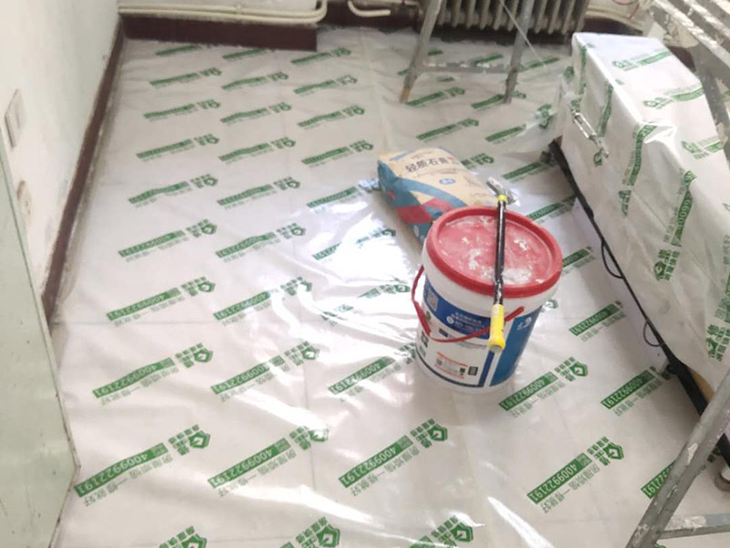 地板家具成品保護(hù)：各類裝修物料的進(jìn)場(chǎng)、建筑裝修垃圾的清理都必須經(jīng)過入戶門。在對(duì)物品進(jìn)行搬運(yùn)時(shí)，難免會(huì)與入戶門發(fā)生磕碰及摩擦。水電改造是基礎(chǔ)裝修，水電裝修的質(zhì)量好壞，直接決定著后期的施工和使用。因此，在進(jìn)行水電改造時(shí)，同樣需要做好成品保護(hù)工作。水電改造完成后，應(yīng)當(dāng)對(duì)各種管線進(jìn)行規(guī)范的固定，以防脫落;對(duì)裸露的線頭要進(jìn)行包裹，以防發(fā)生觸電的危險(xiǎn);做好地面裸線管的固定和保護(hù)，防止被踩壞。同時(shí)，在搬運(yùn)物料時(shí)，也不要破壞地面鋪設(shè)的管線。進(jìn)行裝修施工時(shí)，磁環(huán)邊鋪邊勾縫，在崗鋪設(shè)的瓷磚、地板上堆放雜物、走動(dòng)踩踏，地板沒有使用成品保護(hù)膜覆蓋等都會(huì)影響瓷磚及地板的鋪貼效果，使瓷磚出現(xiàn)施工質(zhì)量問題。