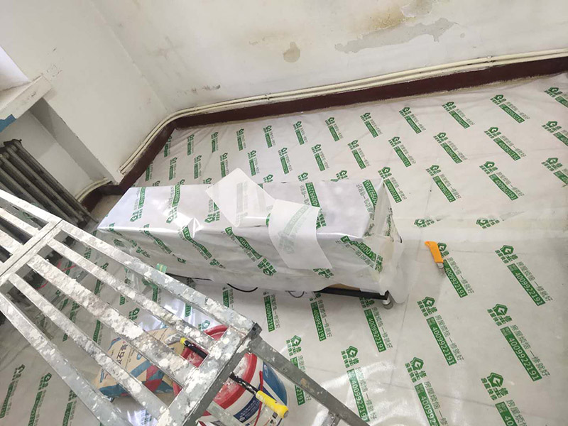 地板家具成品保護(hù)：各類裝修物料的進(jìn)場(chǎng)、建筑裝修垃圾的清理都必須經(jīng)過入戶門。在對(duì)物品進(jìn)行搬運(yùn)時(shí)，難免會(huì)與入戶門發(fā)生磕碰及摩擦。水電改造是基礎(chǔ)裝修，水電裝修的質(zhì)量好壞，直接決定著后期的施工和使用。因此，在進(jìn)行水電改造時(shí)，同樣需要做好成品保護(hù)工作。水電改造完成后，應(yīng)當(dāng)對(duì)各種管線進(jìn)行規(guī)范的固定，以防脫落;對(duì)裸露的線頭要進(jìn)行包裹，以防發(fā)生觸電的危險(xiǎn);做好地面裸線管的固定和保護(hù)，防止被踩壞。同時(shí)，在搬運(yùn)物料時(shí)，也不要破壞地面鋪設(shè)的管線。進(jìn)行裝修施工時(shí)，磁環(huán)邊鋪邊勾縫，在崗鋪設(shè)的瓷磚、地板上堆放雜物、走動(dòng)踩踏，地板沒有使用成品保護(hù)膜覆蓋等都會(huì)影響瓷磚及地板的鋪貼效果，使瓷磚出現(xiàn)施工質(zhì)量問題。