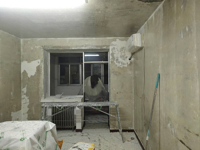 全屋墻面鏟除翻新：首先用水將墻面浸濕，這樣在鏟除墻面時比較省力，墻面必須要鏟到露出水泥砂漿面。然后是涂刷界面劑，一定要全部都刷到而且要均勻。墻面的裂縫通常都是用牛皮紙帶及白乳膠來貼住，但不能保證它能百分百不再開裂。 如果墻面凹凸不平，那么就需要用石膏來找平，誤差最好不要超過0.5公分。非承重墻一般都是需要貼布的，所以最好選擇質(zhì)地好的墻布和白乳膠，有條件的話可以使用網(wǎng)格布，對于防裂效果會更好。 墻面在刷底漆時，一定要把每個地方都刷到并且要均勻。刷底漆要使用質(zhì)地好滾筒，以免影響到底漆涂刷的效果。在膩子打磨之后，墻面都會留下一些比較難看的坑眼，特別是在刷漆后非常明顯，所以需要找補。在找補時一定要打磨平整，為了避免出現(xiàn)色差坑眼在底漆里多加一點水再涂刷。