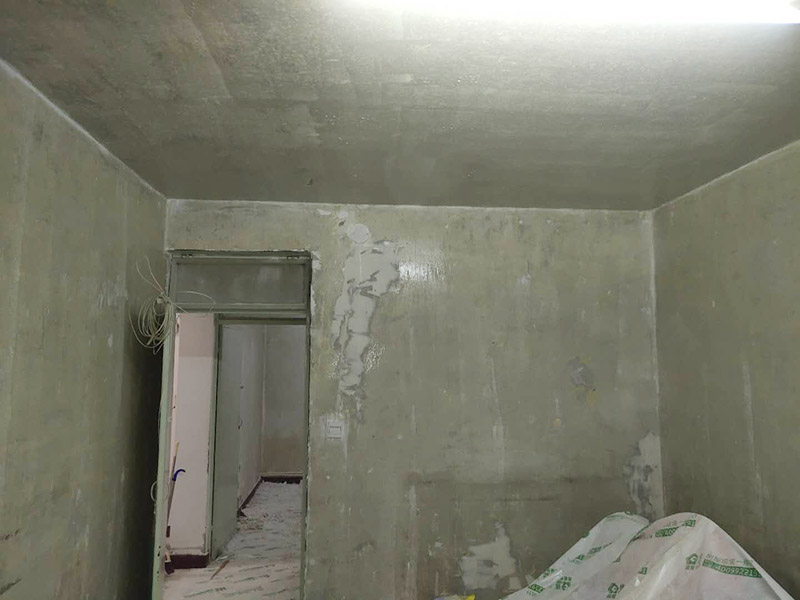 全屋墻面鏟除翻新：首先用水將墻面浸濕，這樣在鏟除墻面時比較省力，墻面必須要鏟到露出水泥砂漿面。然后是涂刷界面劑，一定要全部都刷到而且要均勻。墻面的裂縫通常都是用牛皮紙帶及白乳膠來貼住，但不能保證它能百分百不再開裂。 如果墻面凹凸不平，那么就需要用石膏來找平，誤差最好不要超過0.5公分。非承重墻一般都是需要貼布的，所以最好選擇質(zhì)地好的墻布和白乳膠，有條件的話可以使用網(wǎng)格布，對于防裂效果會更好。 墻面在刷底漆時，一定要把每個地方都刷到并且要均勻。刷底漆要使用質(zhì)地好滾筒，以免影響到底漆涂刷的效果。在膩子打磨之后，墻面都會留下一些比較難看的坑眼，特別是在刷漆后非常明顯，所以需要找補。在找補時一定要打磨平整，為了避免出現(xiàn)色差坑眼在底漆里多加一點水再涂刷。