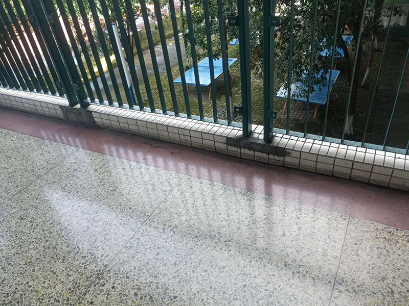 欄桿地磚修補維修：沿瓷磚四周邊緣清除嵌縫白水泥，小心地用小鑿子把破損的瓷磚清理干凈。又不想將四周瓷磚都換下，則可用裁玻璃的刀刻畫瓷磚的中間，將中間那部分瓷磚先鑿下來，然后用較鋒利的鋼鑿慢慢地將四周邊緣的碎瓷塊修理干凈。 2、瓷磚剝落后，底部的水泥砂漿將用鋼鑿子鑿開，而力不能太重，否則其他完好的瓦片就會破碎。除塵后，將水應(yīng)用于濕表面。 3、瓷磚瓷磚應(yīng)先浸濕，在瓷磚背面吹一層107膠泥后，，然后用力按壓，并檢查新貼的瓷磚是否與所有圓形瓷磚齊平。 4、新瓷磚的接縫應(yīng)該用白色的水泥漿糊填充，并在瓷磚表面去除多余的水泥漿。