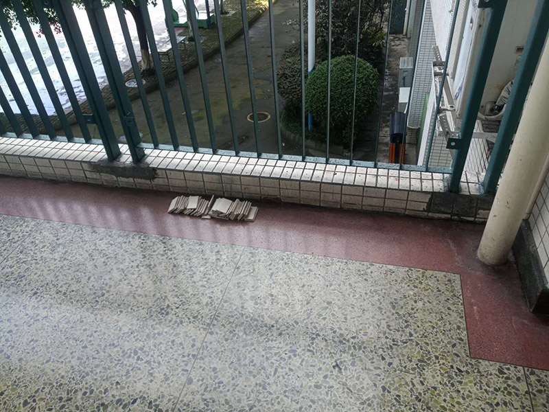 欄桿地磚修補維修：沿瓷磚四周邊緣清除嵌縫白水泥，小心地用小鑿子把破損的瓷磚清理干凈。又不想將四周瓷磚都換下，則可用裁玻璃的刀刻畫瓷磚的中間，將中間那部分瓷磚先鑿下來，然后用較鋒利的鋼鑿慢慢地將四周邊緣的碎瓷塊修理干凈。 2、瓷磚剝落后，底部的水泥砂漿將用鋼鑿子鑿開，而力不能太重，否則其他完好的瓦片就會破碎。除塵后，將水應(yīng)用于濕表面。 3、瓷磚瓷磚應(yīng)先浸濕，在瓷磚背面吹一層107膠泥后，，然后用力按壓，并檢查新貼的瓷磚是否與所有圓形瓷磚齊平。 4、新瓷磚的接縫應(yīng)該用白色的水泥漿糊填充，并在瓷磚表面去除多余的水泥漿。