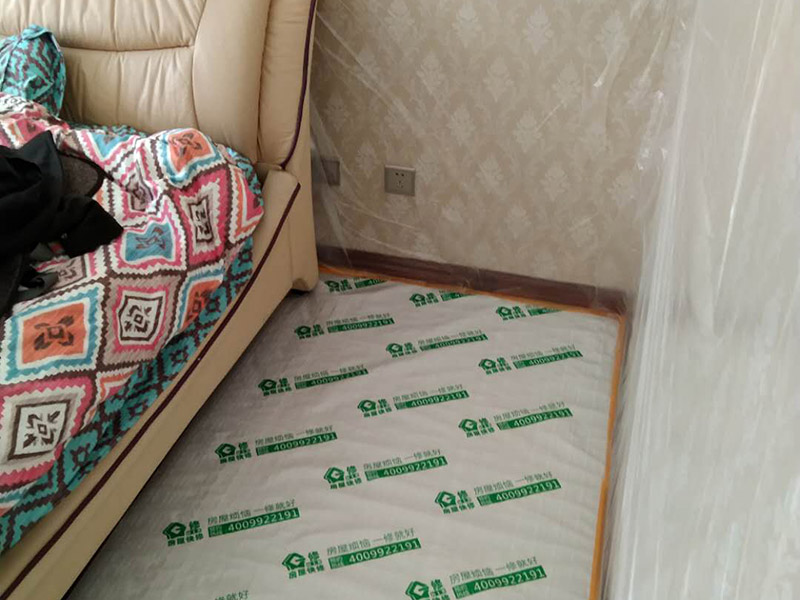 全屋成品保護措施：各種裝修物料的進場以及各種建筑裝修垃圾的清理，都會經(jīng)過入戶門，這些物品在搬運的過程中，難免會和入戶門發(fā)生磕碰，造成入戶門的磕碰劃傷，所以，第一個需要做好成品保護的地方就是入戶門。在裝修開工前直到家具進場期間，都需要對入戶門進行保護！可以使用成品保護膜將門包裹。 在進行木門、櫥柜、家具等的相關(guān)的安裝或組裝的過程中，成品保護主要體現(xiàn)在兩個方面：一是原有的墻面、地面裝飾的保護，盡量避免因為這些安裝工程對已裝的部分造成破壞；二是安裝的物品本身的保護，注意不要在安裝過程中造成磕碰、劃傷等損傷。