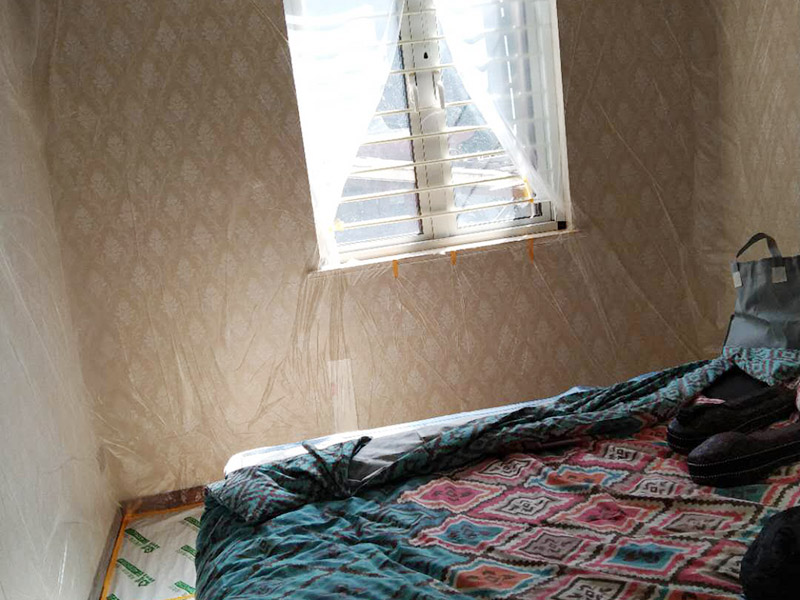 全屋成品保護措施：各種裝修物料的進場以及各種建筑裝修垃圾的清理，都會經(jīng)過入戶門，這些物品在搬運的過程中，難免會和入戶門發(fā)生磕碰，造成入戶門的磕碰劃傷，所以，第一個需要做好成品保護的地方就是入戶門。在裝修開工前直到家具進場期間，都需要對入戶門進行保護！可以使用成品保護膜將門包裹。 在進行木門、櫥柜、家具等的相關(guān)的安裝或組裝的過程中，成品保護主要體現(xiàn)在兩個方面：一是原有的墻面、地面裝飾的保護，盡量避免因為這些安裝工程對已裝的部分造成破壞；二是安裝的物品本身的保護，注意不要在安裝過程中造成磕碰、劃傷等損傷。