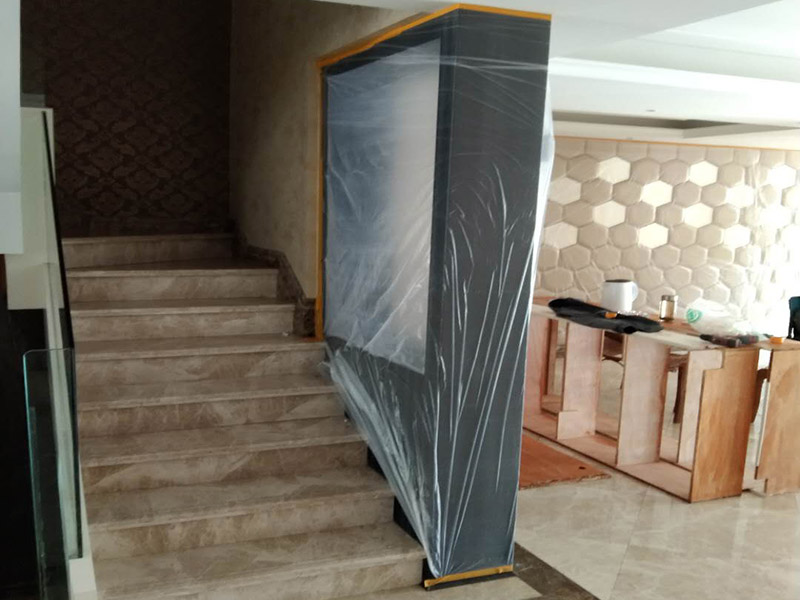 全屋成品保護措施：各種裝修物料的進場以及各種建筑裝修垃圾的清理，都會經(jīng)過入戶門，這些物品在搬運的過程中，難免會和入戶門發(fā)生磕碰，造成入戶門的磕碰劃傷，所以，第一個需要做好成品保護的地方就是入戶門。在裝修開工前直到家具進場期間，都需要對入戶門進行保護！可以使用成品保護膜將門包裹。 在進行木門、櫥柜、家具等的相關(guān)的安裝或組裝的過程中，成品保護主要體現(xiàn)在兩個方面：一是原有的墻面、地面裝飾的保護，盡量避免因為這些安裝工程對已裝的部分造成破壞；二是安裝的物品本身的保護，注意不要在安裝過程中造成磕碰、劃傷等損傷。