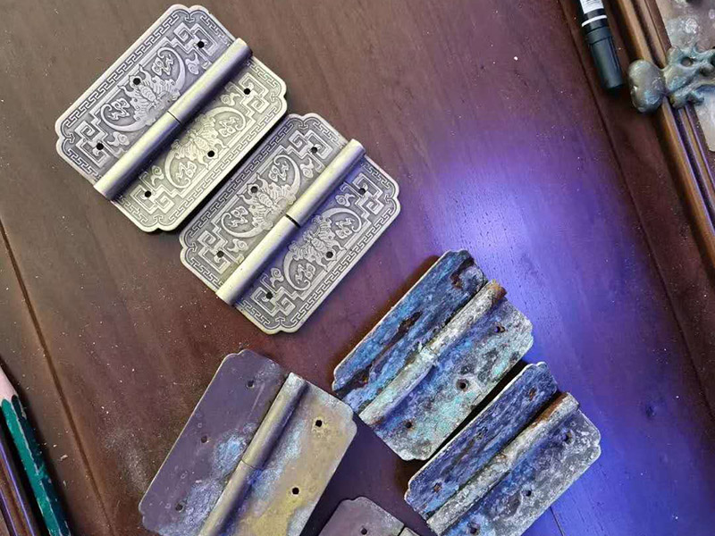 家具五金翻新安裝:1、取一個邊框和下封，用固定螺絲固定； 2、把du固定好的邊框放置地上，然后把移門板排列在邊框上面； 3、取另外一根邊框卡入排列好的移門板上，用螺絲固定下封和邊框； 4、卡入上封，用螺絲固定，同時固定好上滑輪； 5、上下螺絲都固定好后，用牽引螺絲把下滑輪固定在下封內(nèi)，完成安裝；
