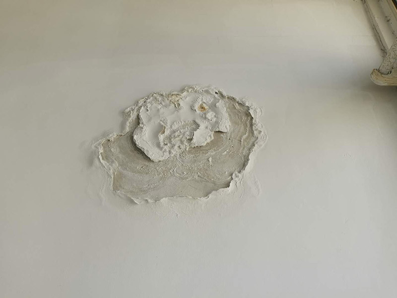 墻面空鼓起皮維修：起因可能是：1、抹灰前基層清理不干凈，不同材料的bai墻面連接未按照規(guī)范規(guī)定設(shè)置鋼絲網(wǎng);墻面澆水不透;外墻 粉刷墻面沒有分格或分格過大。 2、原材料質(zhì)量不符合要求(沙粒過細，含泥量大，水泥安定性不合要求);砂漿未攪拌均勻。 3、幾層凹凸偏差較大，一次抹灰過厚，沒有分層抹灰或各抹灰時間間隔太近;抹灰總厚度大于35mm時未采取加強措施。 4、各層抹灰層配合比相差過大，強度等級較高的水泥砂漿粉刷在強度等級較低的面層或?qū)嵒萆皾{面層上。 5、氣溫過高時，砂漿失水過快;抹灰后未適當澆水養(yǎng)護。