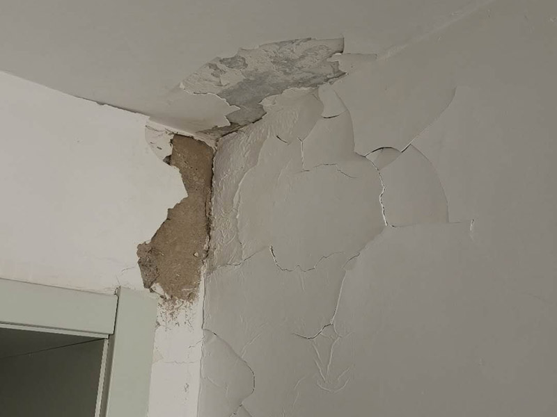 墻面空鼓起皮維修：起因可能是：1、抹灰前基層清理不干凈，不同材料的bai墻面連接未按照規(guī)范規(guī)定設(shè)置鋼絲網(wǎng);墻面澆水不透;外墻 粉刷墻面沒有分格或分格過大。 2、原材料質(zhì)量不符合要求(沙粒過細，含泥量大，水泥安定性不合要求);砂漿未攪拌均勻。 3、幾層凹凸偏差較大，一次抹灰過厚，沒有分層抹灰或各抹灰時間間隔太近;抹灰總厚度大于35mm時未采取加強措施。 4、各層抹灰層配合比相差過大，強度等級較高的水泥砂漿粉刷在強度等級較低的面層或?qū)嵒萆皾{面層上。 5、氣溫過高時，砂漿失水過快;抹灰后未適當澆水養(yǎng)護。