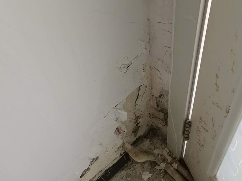 墻面空鼓起皮維修：起因可能是：1、抹灰前基層清理不干凈，不同材料的bai墻面連接未按照規(guī)范規(guī)定設(shè)置鋼絲網(wǎng);墻面澆水不透;外墻 粉刷墻面沒有分格或分格過大。 2、原材料質(zhì)量不符合要求(沙粒過細，含泥量大，水泥安定性不合要求);砂漿未攪拌均勻。 3、幾層凹凸偏差較大，一次抹灰過厚，沒有分層抹灰或各抹灰時間間隔太近;抹灰總厚度大于35mm時未采取加強措施。 4、各層抹灰層配合比相差過大，強度等級較高的水泥砂漿粉刷在強度等級較低的面層或?qū)嵒萆皾{面層上。 5、氣溫過高時，砂漿失水過快;抹灰后未適當澆水養(yǎng)護。