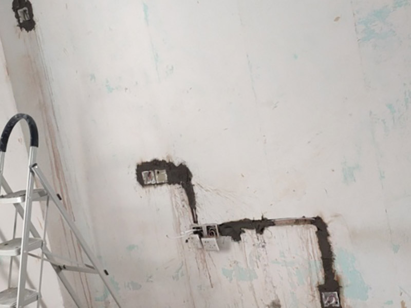 電路改造是重要的隱蔽工程之一，在施工中，電路改造的工序比較復(fù)雜，很容易會出現(xiàn)一些安全隱患，因此電路改造施工過程必須嚴(yán)格按規(guī)范進行。很多朋友在裝修的時候沒有考慮到入住后的實際需要，往往對電線插座的安裝掉以輕心。到了入住就后悔莫及。因此，裝修時考慮清楚，以免讓電線插座給入住留下裝修遺憾。
