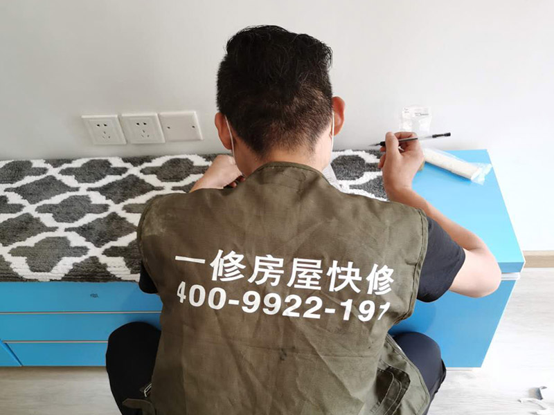 墻面換色家具保護(hù):第一就是可以貼壁紙，只是反而可能會(huì)把墻弄得花里胡哨的；第二在漆上做一些簡(jiǎn)單的線條或花紋，把粉色遮蓋住一些；第三就是只有鏟掉重新處理底子刷漆了，因?yàn)槠岣珊笫且粚幽ぁ?在裝修開工前知道家具家電進(jìn)場(chǎng)，都應(yīng)當(dāng)使用成品保護(hù)膜將入戶門進(jìn)行包裹。 水電改造是基礎(chǔ)裝修，水電裝修的質(zhì)量好壞，直接決定著后期的施工和使用。因此，在進(jìn)行水電改造時(shí)，同樣需要做好成品保護(hù)工作。水電改造完成后，應(yīng)當(dāng)對(duì)各種管線進(jìn)行規(guī)范的固定，以防脫落;對(duì)裸露的線頭要進(jìn)行包裹，以防發(fā)生觸電的危險(xiǎn);做好地面裸線管的固定和保護(hù)，防止被踩
