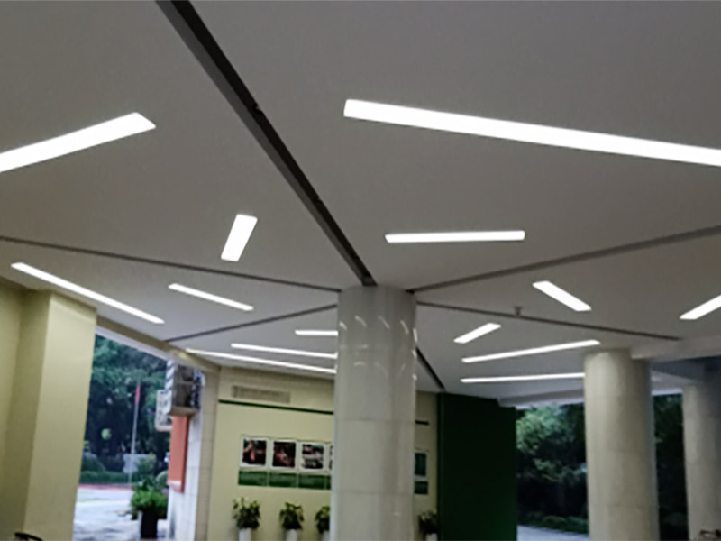 天花板燈具維修:首先在更換的時候需要將這個電源的閘給關(guān)掉，這樣才能夠讓自己更加安全。不然會危及生命。其次可以用吸盤或是吊鉤把這個電器旁邊的鋁扣板先扣住一個腳，然后再把整塊扣白以及相鄰幾塊取出，這樣就有空間來進(jìn)行更換燈的一個工作。最后摘下燈面板，就打開了吊頂燈的內(nèi)部，需要拔下舊的驅(qū)動電源和燈板的插座，換上新的驅(qū)動電源，接著將新燈電源插座接上，最后再把燈具面板安裝上。注意，裝燈面板時四周要與扣板對齊，如果沒有對齊安裝好，會導(dǎo)致燈罩墜落。