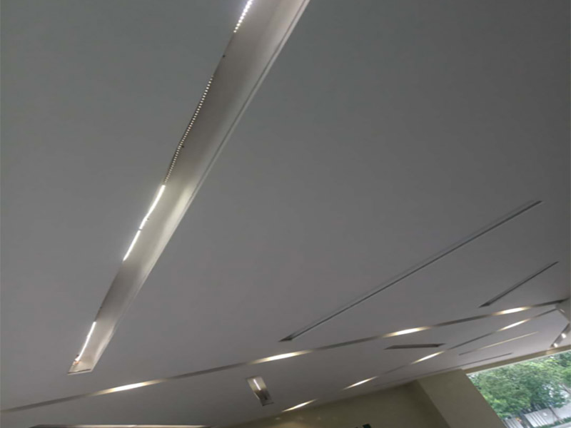 天花板燈具維修:首先在更換的時候需要將這個電源的閘給關(guān)掉，這樣才能夠讓自己更加安全。不然會危及生命。其次可以用吸盤或是吊鉤把這個電器旁邊的鋁扣板先扣住一個腳，然后再把整塊扣白以及相鄰幾塊取出，這樣就有空間來進(jìn)行更換燈的一個工作。最后摘下燈面板，就打開了吊頂燈的內(nèi)部，需要拔下舊的驅(qū)動電源和燈板的插座，換上新的驅(qū)動電源，接著將新燈電源插座接上，最后再把燈具面板安裝上。注意，裝燈面板時四周要與扣板對齊，如果沒有對齊安裝好，會導(dǎo)致燈罩墜落。