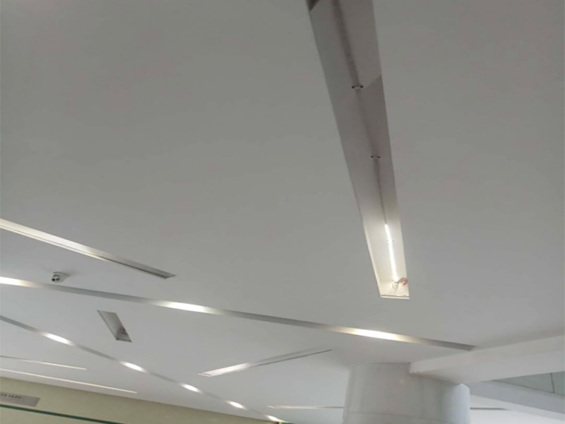 天花板燈具維修:首先在更換的時候需要將這個電源的閘給關(guān)掉，這樣才能夠讓自己更加安全。不然會危及生命。其次可以用吸盤或是吊鉤把這個電器旁邊的鋁扣板先扣住一個腳，然后再把整塊扣白以及相鄰幾塊取出，這樣就有空間來進(jìn)行更換燈的一個工作。最后摘下燈面板，就打開了吊頂燈的內(nèi)部，需要拔下舊的驅(qū)動電源和燈板的插座，換上新的驅(qū)動電源，接著將新燈電源插座接上，最后再把燈具面板安裝上。注意，裝燈面板時四周要與扣板對齊，如果沒有對齊安裝好，會導(dǎo)致燈罩墜落。