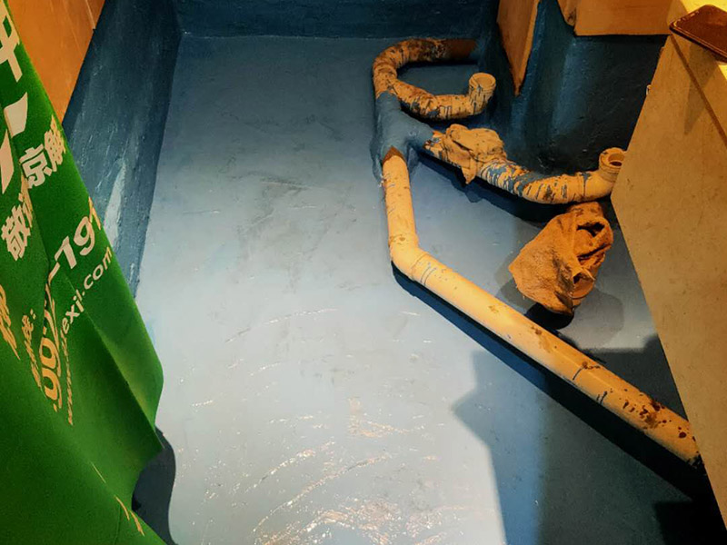 衛(wèi)生間地面防水處理：在進行防水處理之前，一定先找平地面，如果地面不平或效果不好，可能造成因防水涂料薄厚不均而導致的開裂滲漏。地漏，墻角，管跟等接縫處要使用高彈性的柔性防水涂刷，因為衛(wèi)生間的墻與地面之間的接縫處會移位最容易滲水。 防水層做好后要留余一定的時間，讓防水層與建筑更好的融為一體，然后在防水層上做保護層在鋪地磚，施工過程中，可千萬馬虎不得。要盡量的保護防水層。 防水是隱蔽工程，后續(xù)的施工也有可能會破壞防水層，如果地磚已鋪設完畢，可千萬不要砸地磚，用專業(yè)的補縫防水材料，把所有的縫隙堵住做好防水就好了。也同樣適用于衛(wèi)生間防水層失效后防水工程。