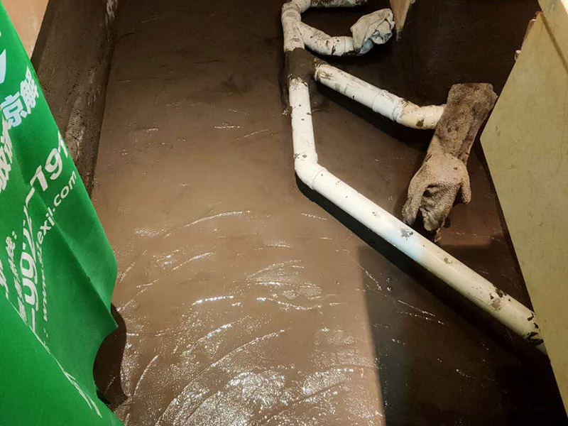衛(wèi)生間地面防水處理：在進行防水處理之前，一定先找平地面，如果地面不平或效果不好，可能造成因防水涂料薄厚不均而導致的開裂滲漏。地漏，墻角，管跟等接縫處要使用高彈性的柔性防水涂刷，因為衛(wèi)生間的墻與地面之間的接縫處會移位最容易滲水。 防水層做好后要留余一定的時間，讓防水層與建筑更好的融為一體，然后在防水層上做保護層在鋪地磚，施工過程中，可千萬馬虎不得。要盡量的保護防水層。 防水是隱蔽工程，后續(xù)的施工也有可能會破壞防水層，如果地磚已鋪設完畢，可千萬不要砸地磚，用專業(yè)的補縫防水材料，把所有的縫隙堵住做好防水就好了。也同樣適用于衛(wèi)生間防水層失效后防水工程。
