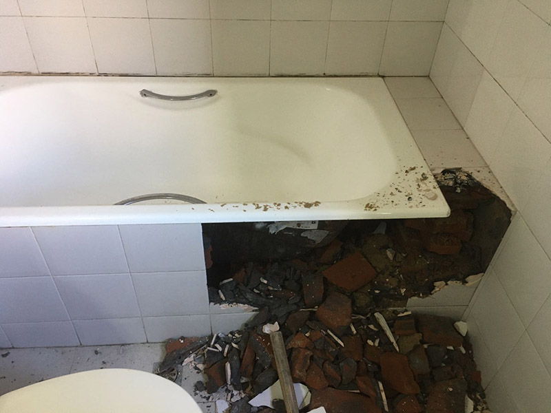 浴缸拆除防水案例：1.衛(wèi)生間地面先做找平。如果要更換衛(wèi)生間的地磚，在將原有地磚鑿去之后，一定要先用水泥砂漿將地面找平，然后再做防水處理。這樣可避免防水涂料因薄厚不均而造成滲漏。 2、接縫處要涂刷到位。衛(wèi)生間墻地面之間的接縫以及上下水管道與地面的接縫處，是最容易出現(xiàn)問題的地方。在施工中，一定要督促工人處理好這些邊角地方，將防水涂料涂抹“到位”。 3、墻面處理也很重要。在一般的衛(wèi)生間防水處理中，墻面上也要做大約30厘米高的防水涂料，以防積水滲透墻面。但如果是衛(wèi)生間的墻面是非承重的輕體墻，就要將整個墻面滿涂防水涂料。 4、防水實驗一定要做。在衛(wèi)生間施工完畢后，將衛(wèi)生間的所有下水堵住，并在門口砌一道25厘米高的“坎”，然后在衛(wèi)生間中灌入20厘米高的水。在24小時后，再檢查四周墻面和地面有無滲漏現(xiàn)象。這種24小時的防水實驗。