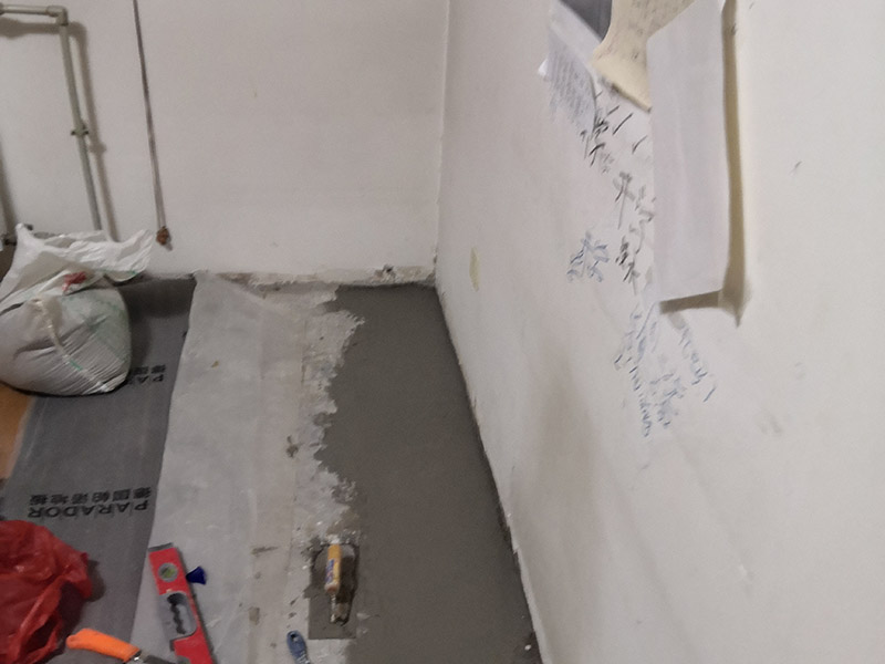 地板下水管漏水維修:關(guān)閉閥門，找出水管的位置走向，找到和主管連接的活接。埋在磚下的或是鐵管或熱熔管，一般鐵管出現(xiàn)漏水的情況多?？臻g不足，或采用明管影響美觀，通行及擺放物品時，就要除掉地磚重新?lián)Q管。先把地磚水管位置刨開，露出里面的管道。若是熱熔管，需要熱熔工具，可以找施工人員更換。水管更換完畢，一定要打開閥門試水。仔細(xì)觀察接頭處是否有滲漏滴水情況。 當(dāng)沒有滲水情況時，才可以重新鋪磚覆蓋。