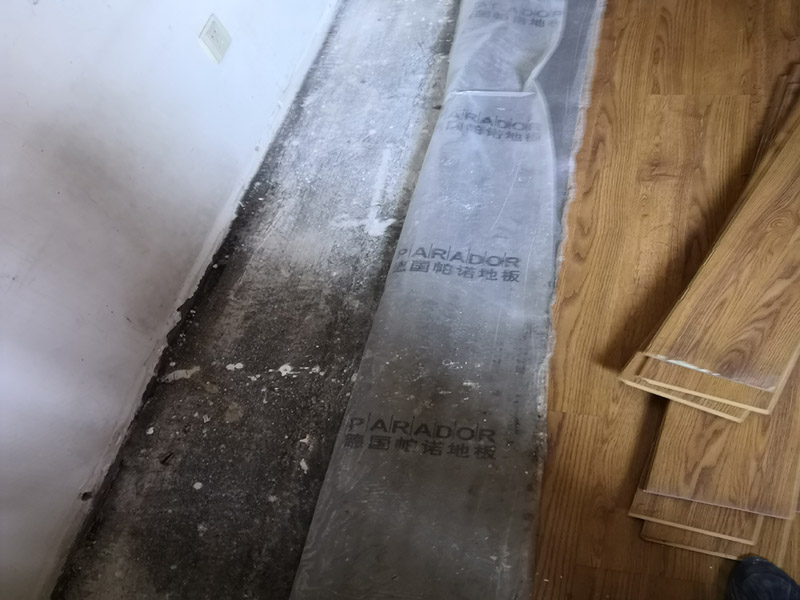 地板下水管漏水維修:關(guān)閉閥門，找出水管的位置走向，找到和主管連接的活接。埋在磚下的或是鐵管或熱熔管，一般鐵管出現(xiàn)漏水的情況多?？臻g不足，或采用明管影響美觀，通行及擺放物品時，就要除掉地磚重新?lián)Q管。先把地磚水管位置刨開，露出里面的管道。若是熱熔管，需要熱熔工具，可以找施工人員更換。水管更換完畢，一定要打開閥門試水。仔細(xì)觀察接頭處是否有滲漏滴水情況。 當(dāng)沒有滲水情況時，才可以重新鋪磚覆蓋。
