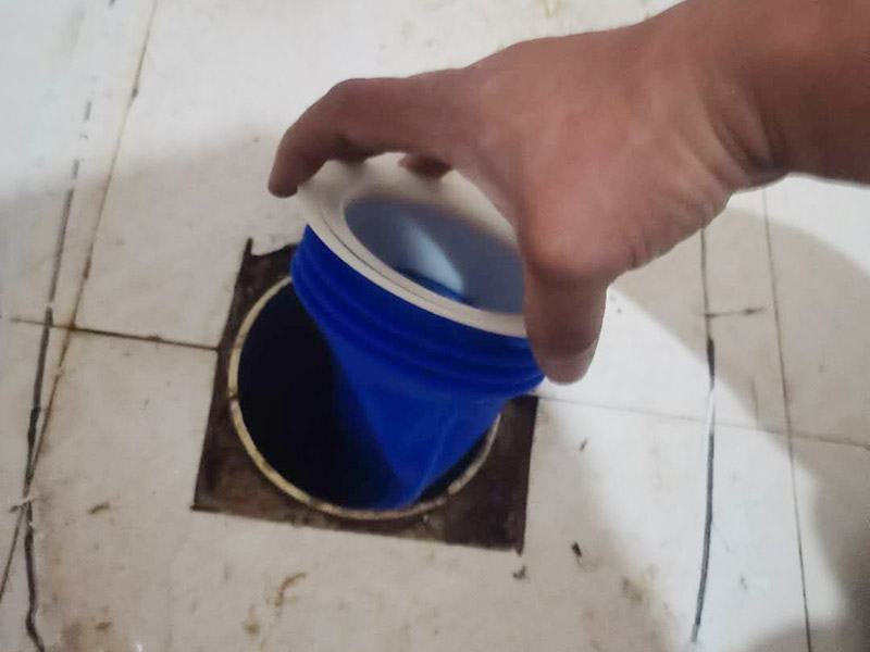 馬桶止逆閥安裝： 1、檢查排污管道與地面水平度：在安裝馬桶前應(yīng)先對排污管道進(jìn)行全面檢查，看管道內(nèi)是否有泥砂、廢紙等雜物堵塞，同時(shí)檢查馬桶安裝位的地面前后左右是否水平，如發(fā)現(xiàn)地面不平，在安裝時(shí)應(yīng)將地面找平。 2、確定排污管中心：翻轉(zhuǎn)馬桶，在馬桶排污口上確定中心，并劃出十字中心線，中心線應(yīng)延伸到馬桶底部四周腳邊。 3、固定馬桶：將馬桶上的與地面排污口的十字線對準(zhǔn)，保持水平安裝馬桶，并用力壓緊密封圈，安裝上地腳螺絲及裝飾帽。 4、做好底部密封：在馬桶排污口上安裝好專用密封圈，或在四周打上一圈玻璃膠(油灰)或水泥砂漿，水泥與砂的比例為1：3。 5、安裝水箱配件：放水3-5分鐘沖洗管道，以保證自來水管的清潔;再安裝角閥和連接軟管，然后將軟管與安裝的水箱配件進(jìn)水閥連接并按通水源。 6、調(diào)試檢驗(yàn)：檢查進(jìn)水閥進(jìn)水及密封是否正常，檢查排水閥安裝位置是否靈活，有無卡阻及滲漏，有無漏裝進(jìn)水閥過濾裝置等