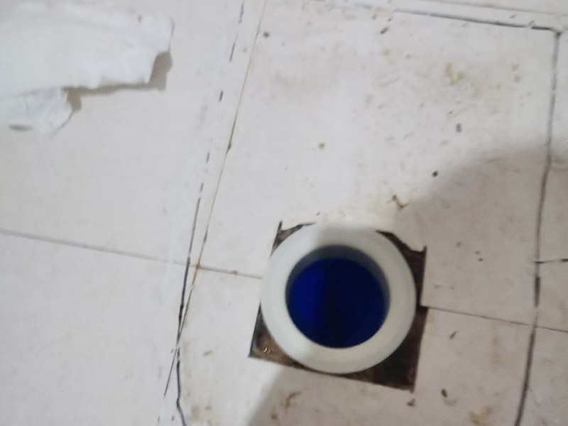 馬桶止逆閥安裝： 1、檢查排污管道與地面水平度：在安裝馬桶前應(yīng)先對排污管道進(jìn)行全面檢查，看管道內(nèi)是否有泥砂、廢紙等雜物堵塞，同時(shí)檢查馬桶安裝位的地面前后左右是否水平，如發(fā)現(xiàn)地面不平，在安裝時(shí)應(yīng)將地面找平。 2、確定排污管中心：翻轉(zhuǎn)馬桶，在馬桶排污口上確定中心，并劃出十字中心線，中心線應(yīng)延伸到馬桶底部四周腳邊。 3、固定馬桶：將馬桶上的與地面排污口的十字線對準(zhǔn)，保持水平安裝馬桶，并用力壓緊密封圈，安裝上地腳螺絲及裝飾帽。 4、做好底部密封：在馬桶排污口上安裝好專用密封圈，或在四周打上一圈玻璃膠(油灰)或水泥砂漿，水泥與砂的比例為1：3。 5、安裝水箱配件：放水3-5分鐘沖洗管道，以保證自來水管的清潔;再安裝角閥和連接軟管，然后將軟管與安裝的水箱配件進(jìn)水閥連接并按通水源。 6、調(diào)試檢驗(yàn)：檢查進(jìn)水閥進(jìn)水及密封是否正常，檢查排水閥安裝位置是否靈活，有無卡阻及滲漏，有無漏裝進(jìn)水閥過濾裝置等