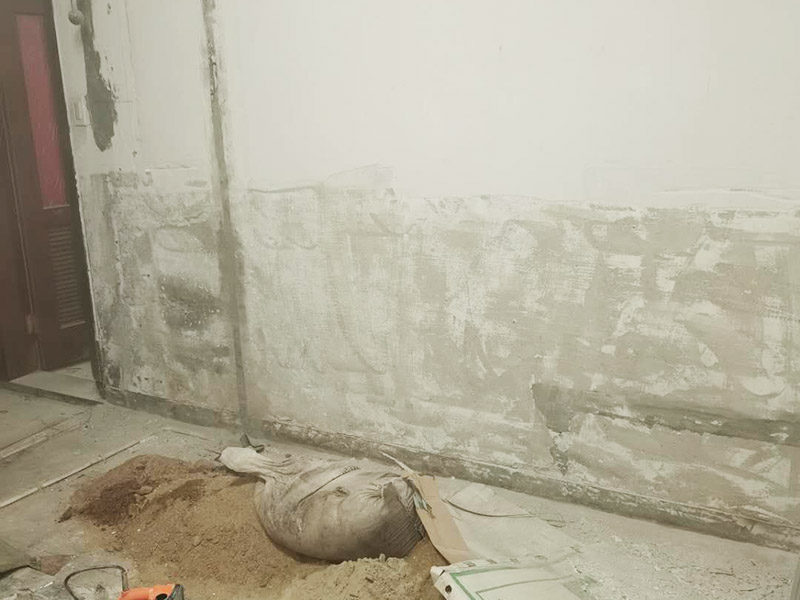 墻面刮膩子及保護(hù):鋪地面保護(hù)膜是從門口開始平整鋪設(shè)，當(dāng)鋪裝到與潮濕界面連接處時，如衛(wèi)生間、廚房、陰面陽臺等處，應(yīng)將防潮膜向上翻，用防潮膜包住地板的邊部，防止潮氣進(jìn)入，減少和避免該區(qū)域地板的變色和變形。 基層做好處理后，墻面還是會有一些凹陷的地方，這個時候就可以用石膏膩子來補(bǔ)平。將石膏膩子壓實凹陷處，橫抹豎起的地方再重新刮一遍，這樣來確保墻面的平整。