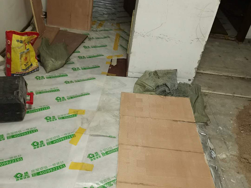 墻面刮膩子及保護(hù):鋪地面保護(hù)膜是從門口開始平整鋪設(shè)，當(dāng)鋪裝到與潮濕界面連接處時，如衛(wèi)生間、廚房、陰面陽臺等處，應(yīng)將防潮膜向上翻，用防潮膜包住地板的邊部，防止潮氣進(jìn)入，減少和避免該區(qū)域地板的變色和變形。 基層做好處理后，墻面還是會有一些凹陷的地方，這個時候就可以用石膏膩子來補(bǔ)平。將石膏膩子壓實凹陷處，橫抹豎起的地方再重新刮一遍，這樣來確保墻面的平整。