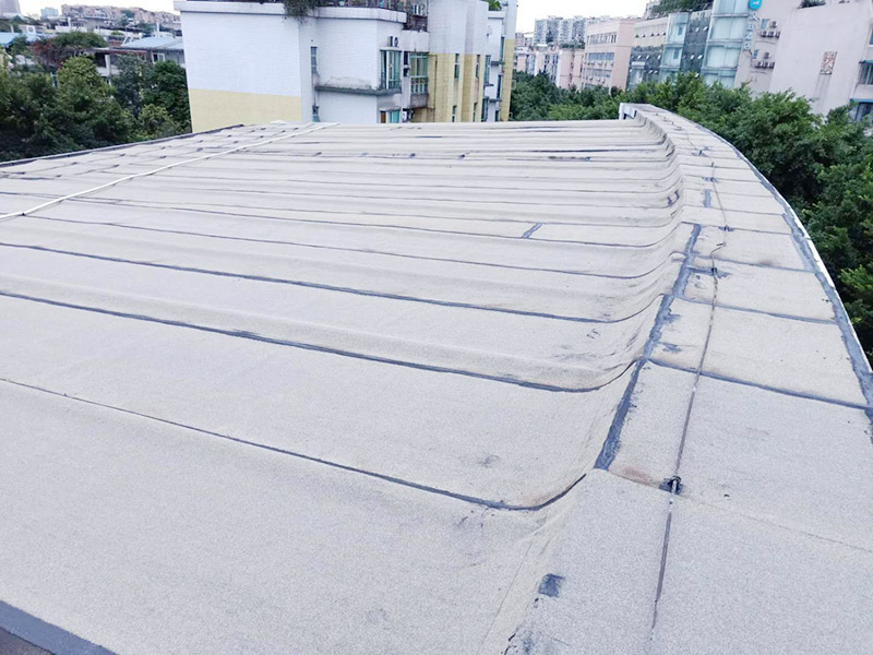 廠房屋頂防水處理：首先，用水泥砂漿找平，同時做好防水層和保護(hù)層，然后，檢查基層處理并進(jìn)行清理，要求不能有任何雜質(zhì)，且屋面必須保持干燥，否則會直接影響防水效果，最后，根據(jù)當(dāng)天的施工量配置相應(yīng)的瀝青，并參照從高到低、從遠(yuǎn)到近的順序，開始鋪貼屋面防水卷材。