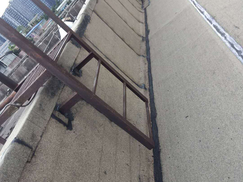 廠房屋頂防水處理：首先，用水泥砂漿找平，同時做好防水層和保護(hù)層，然后，檢查基層處理并進(jìn)行清理，要求不能有任何雜質(zhì)，且屋面必須保持干燥，否則會直接影響防水效果，最后，根據(jù)當(dāng)天的施工量配置相應(yīng)的瀝青，并參照從高到低、從遠(yuǎn)到近的順序，開始鋪貼屋面防水卷材。