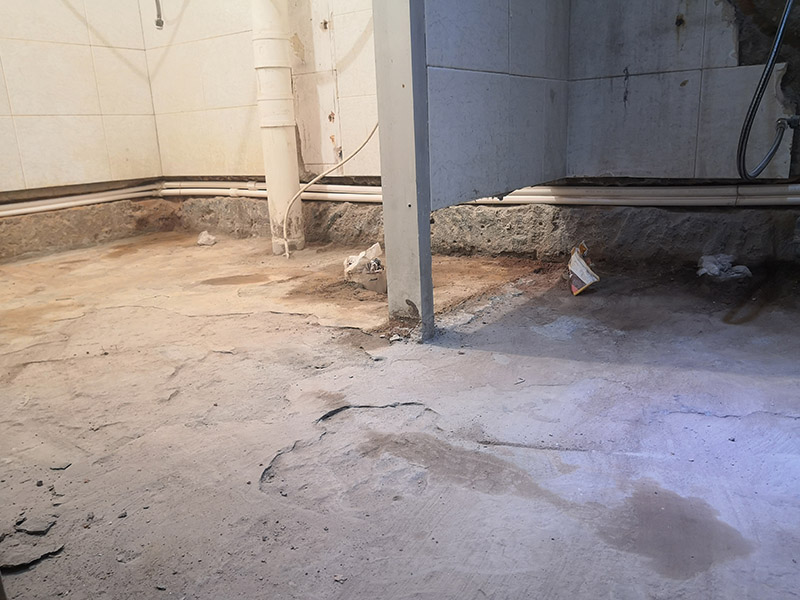 衛(wèi)生間地面找平防水:衛(wèi)生間做防水處理的第一步就是涂抹防水涂料，但是因為普通的住宅衛(wèi)生間普遍都比較小，并且都會有管線穿過樓板的情況，因此在做衛(wèi)生間防水時一般都是涂抹防水涂料而不是采用卷材來進(jìn)行防水。 涂刷完防水涂料之后，再等涂料完全干燥后就可以進(jìn)行閉水試驗了。做閉水試驗之前需要把衛(wèi)生間的所有出入水口都堵住，然后在衛(wèi)生間里放水，高大致在2厘米左右即可，然后等到第二天看一下衛(wèi)生間樓下的天花板有沒有漏水，還有看一下衛(wèi)生間隔壁的墻體是否有滲水的情況。 衛(wèi)生間防水處理的工作做完以后還需要將衛(wèi)生間的一些垃圾和廢棄的工具都清理干凈，要保持地面和衛(wèi)生間墻體的整潔。