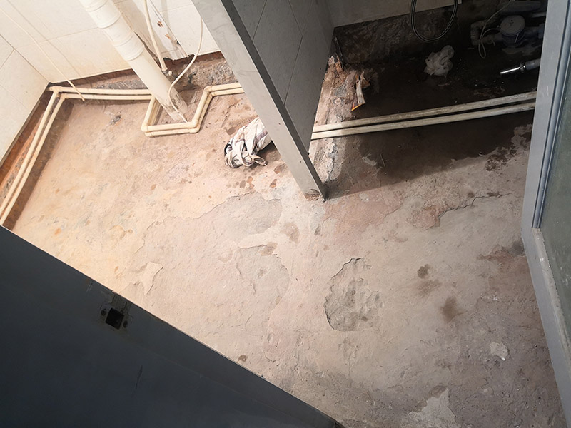 衛(wèi)生間地面找平防水:衛(wèi)生間做防水處理的第一步就是涂抹防水涂料，但是因為普通的住宅衛(wèi)生間普遍都比較小，并且都會有管線穿過樓板的情況，因此在做衛(wèi)生間防水時一般都是涂抹防水涂料而不是采用卷材來進(jìn)行防水。 涂刷完防水涂料之后，再等涂料完全干燥后就可以進(jìn)行閉水試驗了。做閉水試驗之前需要把衛(wèi)生間的所有出入水口都堵住，然后在衛(wèi)生間里放水，高大致在2厘米左右即可，然后等到第二天看一下衛(wèi)生間樓下的天花板有沒有漏水，還有看一下衛(wèi)生間隔壁的墻體是否有滲水的情況。 衛(wèi)生間防水處理的工作做完以后還需要將衛(wèi)生間的一些垃圾和廢棄的工具都清理干凈，要保持地面和衛(wèi)生間墻體的整潔。