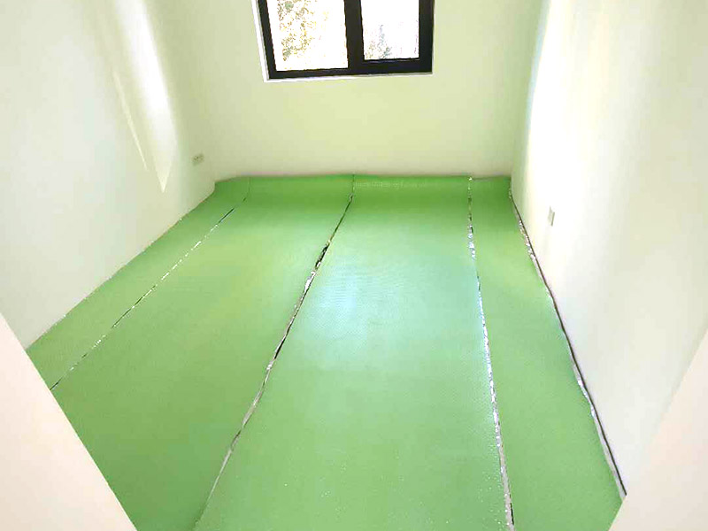 臥室木地板鋪貼：直接粘貼鋪法：這種鋪設(shè)方法是將地板直接粘貼在地板，因此在鋪設(shè)時(shí)，地面需要保持干燥平整個(gè)，我們?cè)阡佋O(shè)時(shí)，最好用太長(zhǎng)的木板鋪設(shè)，否則容易出現(xiàn)翹起，最好選擇那些長(zhǎng)度在30cm以下實(shí)木或者軟木地板進(jìn)行鋪設(shè)，那些小塊的柚木或者拼花地板則可直接進(jìn)行鋪設(shè)。 適用的種類：拼花、軟木地板以及復(fù)合木地板。 優(yōu)缺點(diǎn)：安裝簡(jiǎn)單方便，外觀精美，但對(duì)施工要求較高，容易出現(xiàn)翹邊。