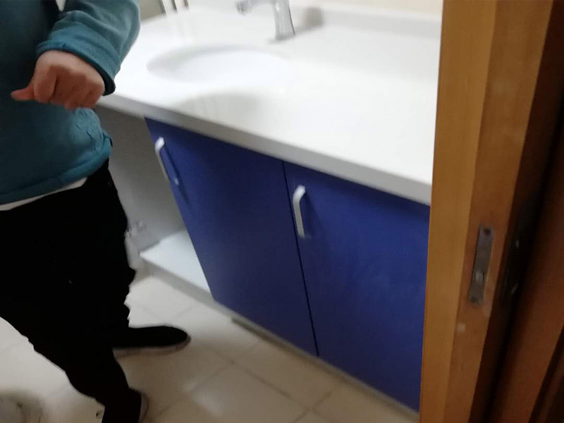 浴室柜裝修安裝:掛墻式浴室柜主柜安裝方法，按柜子掛鐵片的孔位、孔距，量出孔在墻面上的位置。用沖擊鉆在墻面上打孔，再用已有的爆炸螺絲把柜子安裝在墻上。還有用水平尺測量柜子是否安裝水平，再把臺面盆放在柜子上面。浴室柜一般距離地面的高度是80cm-85cm，根據(jù)使用人的身高和習慣可以略做調(diào)節(jié)。