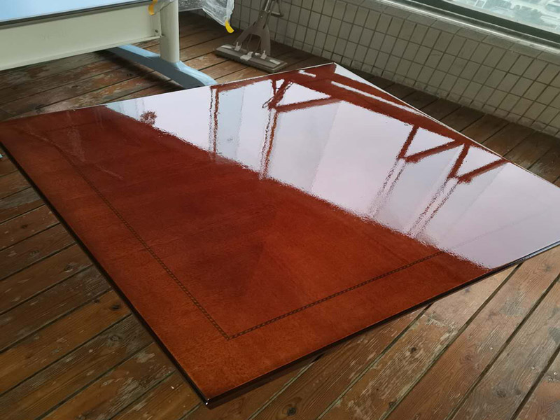 家具打蠟維修：首先要去除家具表面的灰塵，在打掃灰塵時，一定要用兩塊潔凈的棉布，一是潤濕的，二是干的。先用潤濕的棉布將其表面干凈，再用干的棉布將那些水漬擦干?；覊m一定要弄干凈，不然在上蠟時，有灰塵會加大棉布與木質(zhì)家具之間的摩擦，將其表面損壞。 家具若是以前上過蠟的，先將原蠟去除。在去除時一定要小心，應(yīng)該用用溫性的清潔劑或者淡淡的非堿性肥皂水，將表面擦拭干凈，尤其要注意家具的一些縫隙要講它們的灰塵處理干凈，還有一些表面有一點損壞的，一定要小心再小心的處理，不然再次上蠟后會影響他的光澤度。