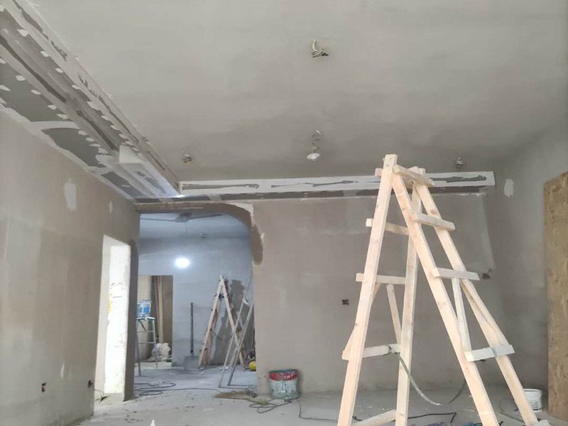 客廳吊頂造型施工：在客廳四周做吊頂，中間不做吊頂。這種吊頂可用木材夾板成型，設(shè)計(jì)成各種形狀，在配以射燈或筒燈，在不吊頂?shù)闹虚g不分配上新穎的吸頂燈。這樣會在視覺上增加視覺的層高，教適合于大空間的客廳。將客廳四周的吊頂做厚，而中間部分作薄，從而形成兩個(gè)明顯的層次。 確定吊頂區(qū)域,在相鄰墻面彈出水平線，畫龍骨固定線，頂面打空,栽內(nèi)漲絲,旋緊鍍鋅吊掛傳絲，架設(shè)輕鋼龍骨，用防銹自功釘固定石膏板并留出筒燈安裝點(diǎn)位，在石膏板銜接處預(yù)留8-10mm空隙,充填石膏外貼牛皮紙，用防銹漆將所有釘眼涂。