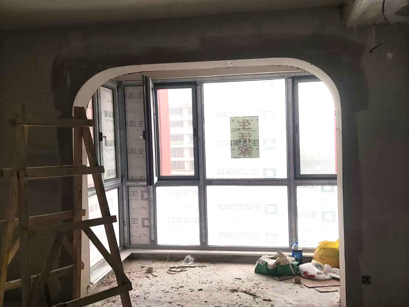 客廳吊頂造型施工：在客廳四周做吊頂，中間不做吊頂。這種吊頂可用木材夾板成型，設(shè)計(jì)成各種形狀，在配以射燈或筒燈，在不吊頂?shù)闹虚g不分配上新穎的吸頂燈。這樣會在視覺上增加視覺的層高，教適合于大空間的客廳。將客廳四周的吊頂做厚，而中間部分作薄，從而形成兩個(gè)明顯的層次。 確定吊頂區(qū)域,在相鄰墻面彈出水平線，畫龍骨固定線，頂面打空,栽內(nèi)漲絲,旋緊鍍鋅吊掛傳絲，架設(shè)輕鋼龍骨，用防銹自功釘固定石膏板并留出筒燈安裝點(diǎn)位，在石膏板銜接處預(yù)留8-10mm空隙,充填石膏外貼牛皮紙，用防銹漆將所有釘眼涂。