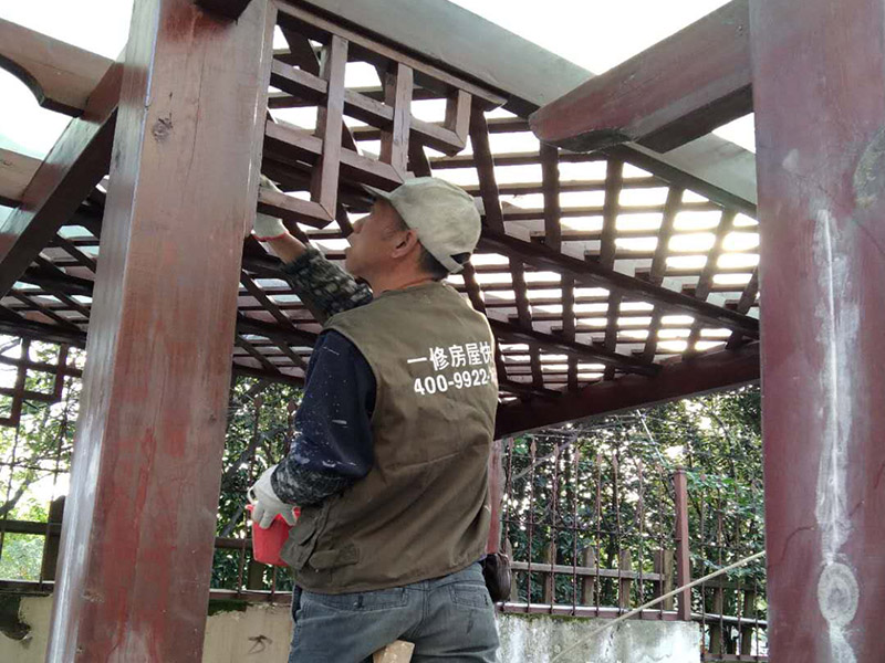 花園欄桿加固刷漆：清理木器表面→磨砂紙打光→上潤泊粉→打磨砂紙→滿刮第一遍膩子,砂紙磨光→滿刮第二遍膩子,細砂紙磨光→涂刷油色→刷第一遍清漆→拼找顏色,復(fù)補膩子,細砂紙磨光→刷第二遍清漆,細砂紙磨光→刷第三遍清漆、磨光→水砂紙打磨退光,打蠟,擦亮。 打磨基層是涂刷清漆的重要工序,應(yīng)首先將木器表面的塵灰、油污等雜質(zhì)清除干凈。 上潤油粉也是清漆涂刷的重要工序,施工時用棉絲蘸油粉涂抹在木器的表面上,用手來回揉擦,將油粉擦入到木材的察眼內(nèi)。 涂刷清油時,手握油刷要輕松自然,手指輕輕用力,以移動時不松動、不掉刷為準。 涂刷時要按照蘸次要多、每次少蘸油、操作時勤,順刷的要求,依照先上后下、先難后易、先左后右、先里后外的順序和橫刷豎順的操作方法施工。