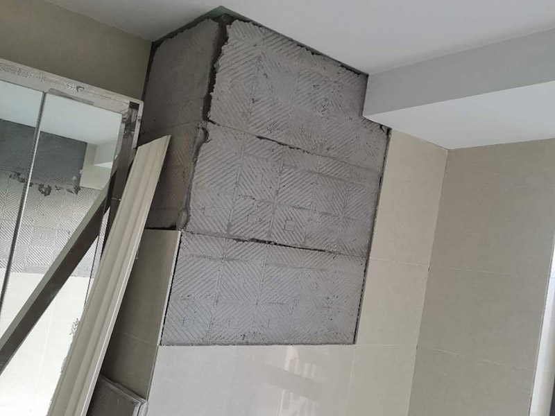 瓷磚空鼓維修鋪貼：首先，先使用空鼓錘敲擊墻面確認空鼓范圍。如果敲擊的聲音比較沉悶的話，說明鋪貼比較實也比較牢固。反之，發(fā)出“咚咚”清脆的聲響的話，說明瓷磚存在空鼓。然后在開孔處注射瓷磚空鼓修復(fù)膠。如有溢出的膠水盡量在干固之前用濕抹布擦掉，如填縫處有膠水滲出是因為原有的填縫劑密度不夠，可重新涂抹一層密度較大的填縫劑。最后使用填縫劑填補孔位，擦掉多余的填縫劑。