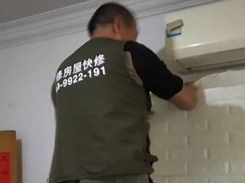 墻面裝飾拆除：1、舊墻皮鏟除 2、墻面清理，檢查是否有孔洞、油污、不平整的地方，如有需要，先修補然后施工。 3、批刮膩子，選用較好的墻襯一類的防水膩子，一般為2遍，第一遍批刮后1小時表干后打磨平整。 4、批刮第二遍膩子，干燥后打磨，注意選用600目以上砂紙，否則墻面刮痕會嚴(yán)重。 5、用200瓦的大燈泡靠近墻面檢查是否有不平整或砂眼，如有局部修補。 6、用干凈毛巾徹底清理墻面灰塵，用吸塵器清理干凈。 7、調(diào)配膠漆底漆，選用較好的羊毛刷或使用噴涂方式施工。 8、按次序涂刷1遍底漆，2遍面漆，每遍中間間隔要在1小時以上。 9、涂刷完成后，養(yǎng)護7-14天，不要拿手摸漆面。 10、7-14天后，養(yǎng)護完成。