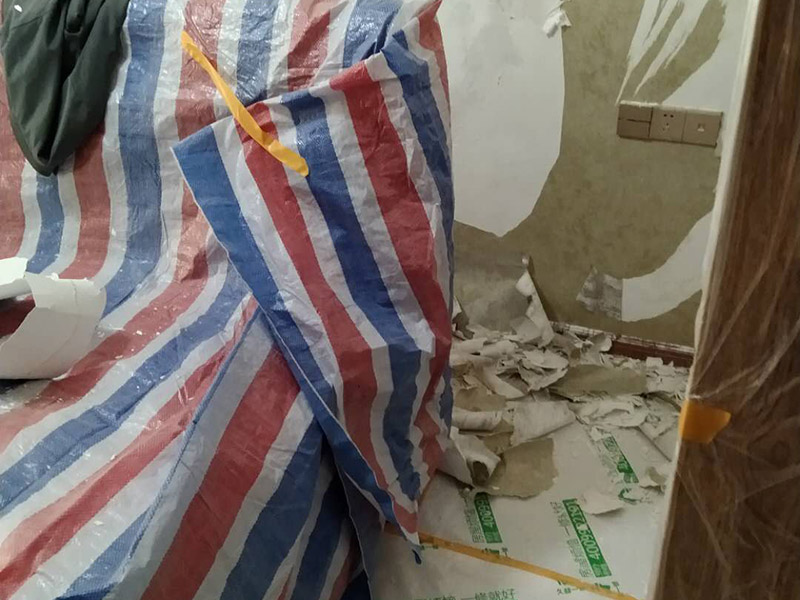 撕墻紙成品保護(hù):在墻面頂部選一塊不顯眼的角落，用美工刀的刀尖將墻紙掀起。注：揭除可剝離墻紙時(shí)，掀起墻紙一角，將其從墻上撕下，手要盡量靠近墻面，這樣可將撕破墻紙的可能性降到最低。 墻紙、墻布裝飾面已經(jīng)裱糊完成的房間應(yīng)該及時(shí)清理干凈，在后續(xù)施工過程中，不要再作為物料 房或休息室使用，避免墻紙、墻布遭受污染或損壞，房間最好及時(shí)上鎖，并定期做好通風(fēng)換氣、排氣的工作。 墻面裱糊時(shí)，各道工序必須嚴(yán)格按照規(guī)程施工，操作時(shí)要做到干凈利落，邊縫要切割整齊到位，膠痕跡要擦干凈。