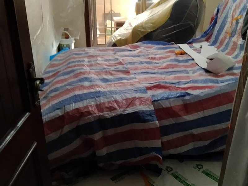 撕墻紙成品保護(hù):在墻面頂部選一塊不顯眼的角落，用美工刀的刀尖將墻紙掀起。注：揭除可剝離墻紙時(shí)，掀起墻紙一角，將其從墻上撕下，手要盡量靠近墻面，這樣可將撕破墻紙的可能性降到最低。 墻紙、墻布裝飾面已經(jīng)裱糊完成的房間應(yīng)該及時(shí)清理干凈，在后續(xù)施工過程中，不要再作為物料 房或休息室使用，避免墻紙、墻布遭受污染或損壞，房間最好及時(shí)上鎖，并定期做好通風(fēng)換氣、排氣的工作。 墻面裱糊時(shí)，各道工序必須嚴(yán)格按照規(guī)程施工，操作時(shí)要做到干凈利落，邊縫要切割整齊到位，膠痕跡要擦干凈。