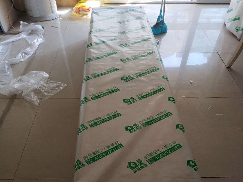撕墻紙成品保護(hù):在墻面頂部選一塊不顯眼的角落，用美工刀的刀尖將墻紙掀起。注：揭除可剝離墻紙時(shí)，掀起墻紙一角，將其從墻上撕下，手要盡量靠近墻面，這樣可將撕破墻紙的可能性降到最低。 墻紙、墻布裝飾面已經(jīng)裱糊完成的房間應(yīng)該及時(shí)清理干凈，在后續(xù)施工過程中，不要再作為物料 房或休息室使用，避免墻紙、墻布遭受污染或損壞，房間最好及時(shí)上鎖，并定期做好通風(fēng)換氣、排氣的工作。 墻面裱糊時(shí)，各道工序必須嚴(yán)格按照規(guī)程施工，操作時(shí)要做到干凈利落，邊縫要切割整齊到位，膠痕跡要擦干凈。