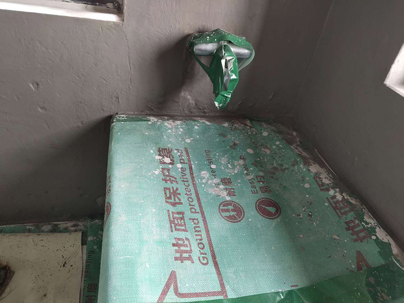 衛(wèi)生間防水處理：首先就要把衛(wèi)生間的地平面整平，地面不平，在涂刷防水涂料的時候就可能會涂不均勻，又或是地面因為不平而容易裂開，這即使是涂了防水涂料上去也會隨著地面裂開。 衛(wèi)生間的墻面上也需要做防水處理，一般都是自地平面向上在墻面上涂刷30cm，這是為了不讓積水滲透到墻面里形成返潮；不過有許多家庭都會使用淋浴房，在這一塊區(qū)就需要把防水涂料涂刷到180cm，這樣噴頭的水就不容易滲入墻內(nèi)；如果是浴缸，那就把高度涂高到浴缸之上30cm。 防水層涂刷好后，需要涼一定的時間。這樣是為了讓防水層與墻面更好地融合在一起，以防止在之后的施工中對防水層造成破壞，這點在之后的鋪地磚過程中猶其是要注意。 在墻與地面相接處，也包括角落部分，還有管與建筑效接處，這幾個地方就要用高彈性的柔性防水涂料，這幾個地方要特別注意，會漏水的地方經(jīng)常是這幾個地方。