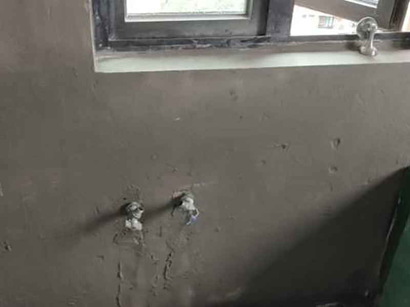 衛(wèi)生間防水處理：首先就要把衛(wèi)生間的地平面整平，地面不平，在涂刷防水涂料的時候就可能會涂不均勻，又或是地面因為不平而容易裂開，這即使是涂了防水涂料上去也會隨著地面裂開。 衛(wèi)生間的墻面上也需要做防水處理，一般都是自地平面向上在墻面上涂刷30cm，這是為了不讓積水滲透到墻面里形成返潮；不過有許多家庭都會使用淋浴房，在這一塊區(qū)就需要把防水涂料涂刷到180cm，這樣噴頭的水就不容易滲入墻內(nèi)；如果是浴缸，那就把高度涂高到浴缸之上30cm。 防水層涂刷好后，需要涼一定的時間。這樣是為了讓防水層與墻面更好地融合在一起，以防止在之后的施工中對防水層造成破壞，這點在之后的鋪地磚過程中猶其是要注意。 在墻與地面相接處，也包括角落部分，還有管與建筑效接處，這幾個地方就要用高彈性的柔性防水涂料，這幾個地方要特別注意，會漏水的地方經(jīng)常是這幾個地方。