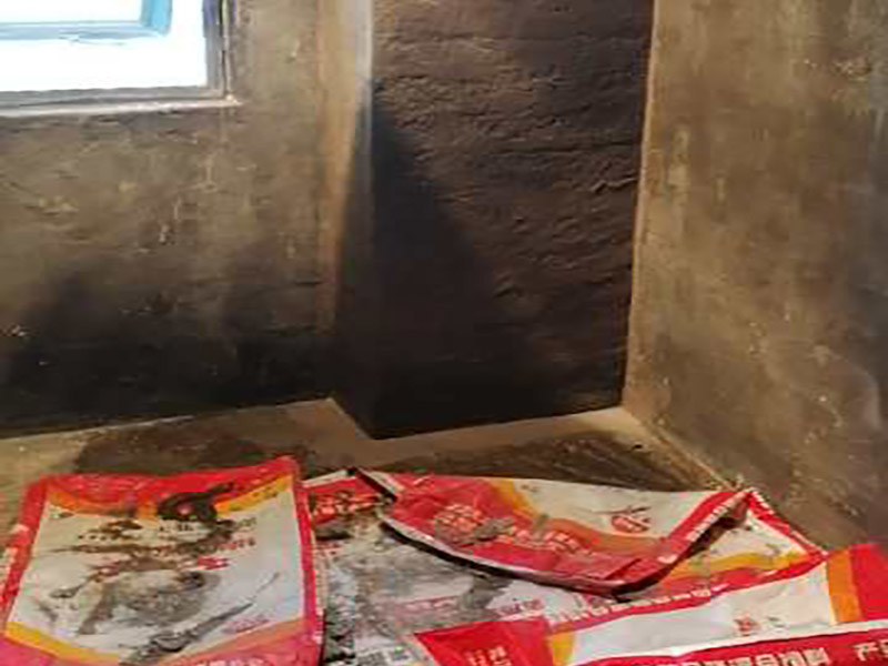 衛(wèi)生間防水貼磚：一般的防水施工要做2到3遍，而且防水的順序也是有講究的，比如，要先做完墻面防水再貼墻磚，其次才可以做地面防水，再貼地磚。因?yàn)榈孛娼?jīng)常會(huì)踩來(lái)踩去，地面防水如果先做了會(huì)很容易踩壞。一般情況下，在2到3遍的防水層全部做好后，會(huì)有5到7天的固化期，固化期到了，我們也需要重新測(cè)試防水做的好不好，漏不漏水，這就需要再加水測(cè)試24小時(shí)后看看家里地面水位是否下降，或者看看樓下鄰居的衛(wèi)生間有沒有漏水的痕跡。 如果沒有漏水，那要記得再用一層水泥砂漿做一層防水保護(hù)，其目的是防止貼磚工作摩擦二次破壞防水層表面。但如果還是漏水，那就說(shuō)明防水沒做徹底，需要重做防水。按照第一次的工序再等待干透和測(cè)試，沒有問(wèn)題就可以鋪貼地磚了。