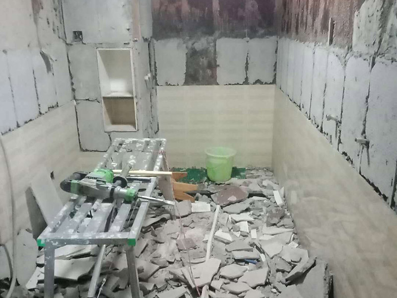 廚房拆除重裝施工：拆除舊廚房是工程中的第一項(xiàng)，將情墻面和地面上原有的瓷磚全部砸掉，不要只砸掉一半或一部分，以免后面在鋪貼時(shí)有縫隙。拆除吊頂、廚具和燈具，需按照一定的流程拆除。如果想要重新將廚房整頓一下，那么就將廚房的一切原有的都拆除掉。水路和電路的設(shè)計(jì)都是很隱藏的，一般都會(huì)做成暗管，隱藏在墻面或地面下，既美觀又不影響使用。做防水是必要的步驟，當(dāng)抹平的水泥完全干透后，要在上面涂抹2-3遍的防水涂料。防水涂料完全干透后，要做防水實(shí)驗(yàn)。貼磚時(shí)避免直接站在防水層上，以免踩壞防水層。貼磚工人要站在做完防水處理后的地面上進(jìn)行鋪貼瓷磚。貼瓷磚時(shí)要防止出現(xiàn)空鼓和參差不齊的現(xiàn)象。瓷磚和地磚鋪貼完成后，就要按照流程安裝其他家具，比如櫥柜、吊頂和燈具等等。