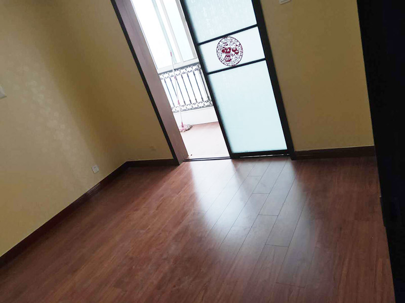全屋地板換新服務(wù)：鋪地板前都要做一件事，就是清理施工現(xiàn)場，將地面的垃圾清掃干凈，特別是角落要注意清潔干凈，做到無塵無污染。清潔往后開始做地面找平工作，其地面的水平要保持在2mm的誤差內(nèi)，超過的話就必須要做找平了，否則地板鋪好后腳感也會(huì)不好的。鋪地板前還需要先將地板進(jìn)行預(yù)鋪，主要是因?yàn)榈匕迨清e(cuò)落安裝的，預(yù)鋪一下，根據(jù)室內(nèi)尺寸進(jìn)行，肯定是有部分地板需要一分為二，預(yù)鋪后根據(jù)尺寸來鋸，可以避免地板損耗。地板有一定的膨脹率，因此鋪裝前要在其與墻面接觸的部位預(yù)留膨脹縫，以免地板起鼓，膨脹縫的大小一般和地板的膨脹系數(shù)有關(guān)系。