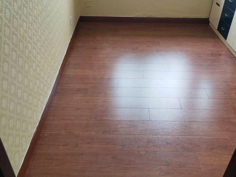 全屋地板換新服務(wù)：鋪地板前都要做一件事，就是清理施工現(xiàn)場，將地面的垃圾清掃干凈，特別是角落要注意清潔干凈，做到無塵無污染。清潔往后開始做地面找平工作，其地面的水平要保持在2mm的誤差內(nèi)，超過的話就必須要做找平了，否則地板鋪好后腳感也會(huì)不好的。鋪地板前還需要先將地板進(jìn)行預(yù)鋪，主要是因?yàn)榈匕迨清e(cuò)落安裝的，預(yù)鋪一下，根據(jù)室內(nèi)尺寸進(jìn)行，肯定是有部分地板需要一分為二，預(yù)鋪后根據(jù)尺寸來鋸，可以避免地板損耗。地板有一定的膨脹率，因此鋪裝前要在其與墻面接觸的部位預(yù)留膨脹縫，以免地板起鼓，膨脹縫的大小一般和地板的膨脹系數(shù)有關(guān)系。