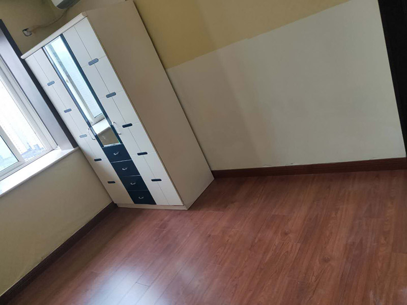 全屋地板換新服務(wù)：鋪地板前都要做一件事，就是清理施工現(xiàn)場，將地面的垃圾清掃干凈，特別是角落要注意清潔干凈，做到無塵無污染。清潔往后開始做地面找平工作，其地面的水平要保持在2mm的誤差內(nèi)，超過的話就必須要做找平了，否則地板鋪好后腳感也會(huì)不好的。鋪地板前還需要先將地板進(jìn)行預(yù)鋪，主要是因?yàn)榈匕迨清e(cuò)落安裝的，預(yù)鋪一下，根據(jù)室內(nèi)尺寸進(jìn)行，肯定是有部分地板需要一分為二，預(yù)鋪后根據(jù)尺寸來鋸，可以避免地板損耗。地板有一定的膨脹率，因此鋪裝前要在其與墻面接觸的部位預(yù)留膨脹縫，以免地板起鼓，膨脹縫的大小一般和地板的膨脹系數(shù)有關(guān)系。